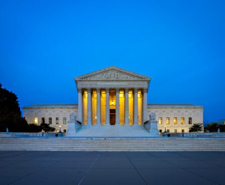 Gebouw van het Amerikaanse Hooggerechtshof in Washington D.C. bij avondlicht