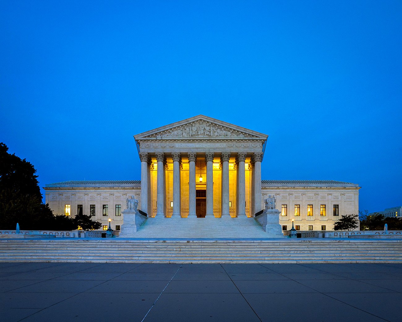 Gebouw van het Amerikaanse Hooggerechtshof in Washington D.C. bij avondlicht