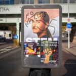 Verkiezingsposter van FVD-politica Lidewij de Vos met graffiti en politieke stickers op straat tijdens Nederlandse verkiezingscampagne