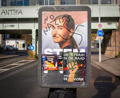 Verkiezingsposter van FVD-politica Lidewij de Vos met graffiti en politieke stickers op straat tijdens Nederlandse verkiezingscampagne