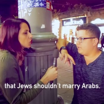 Straatinterview in Jeruzalem waarin een Amerikaanse journalist een jonge Israëlische voorbijganger spreekt over relaties tussen Joden en Arabieren.