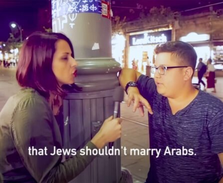 Straatinterview in Jeruzalem waarin een Amerikaanse journalist een jonge Israëlische voorbijganger spreekt over relaties tussen Joden en Arabieren.