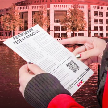 Persoon houdt flyer van Amsterdam Palestina Referendum vast voor de Stopera in Amsterdam