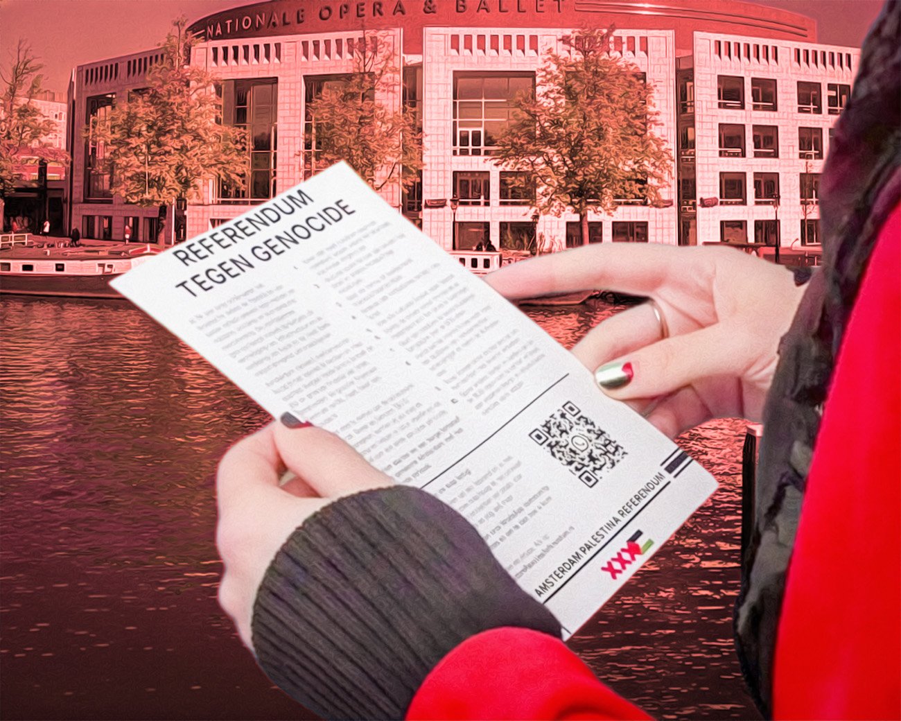 Persoon houdt flyer van Amsterdam Palestina Referendum vast voor de Stopera in Amsterdam