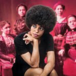 Vrouw op de voorgrond met op de achtergrond een groep vrouwen, gebruikt bij een artikel over Women, Race & Class, wit feminisme, ras en klasse.