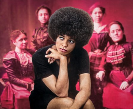 Vrouw op de voorgrond met op de achtergrond een groep vrouwen, gebruikt bij een artikel over Women, Race & Class, wit feminisme, ras en klasse.