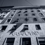 Gevel van het CasaPound-hoofdkwartier in Rome, met de naam CasaPound boven de ingang en een vlag aan de gevel.