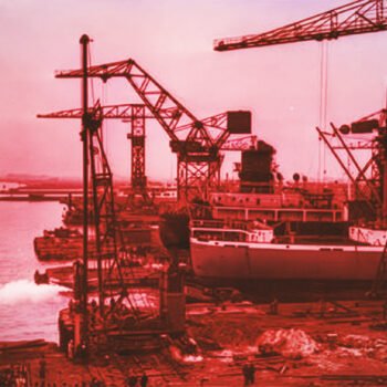 Scheepswerf aan het IJ in Amsterdam-Noord met kranen, een schip in aanbouw en industriële bedrijvigheid langs de oever.