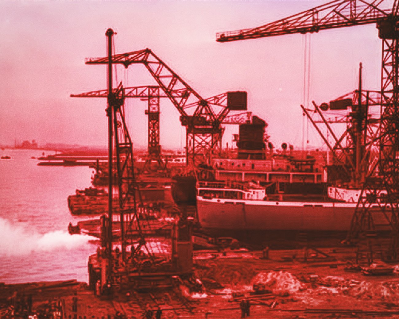 Scheepswerf aan het IJ in Amsterdam-Noord met kranen, een schip in aanbouw en industriële bedrijvigheid langs de oever.