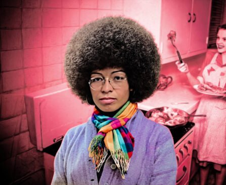 Portret van een vrouw op de voorgrond, met op de achtergrond een keuken en huiselijk werk als verwijzing naar zorg, huiswerk en kapitalisme.
