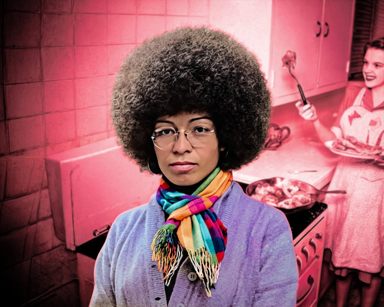 Portret van een vrouw op de voorgrond, met op de achtergrond een keuken en huiselijk werk als verwijzing naar zorg, huiswerk en kapitalisme.