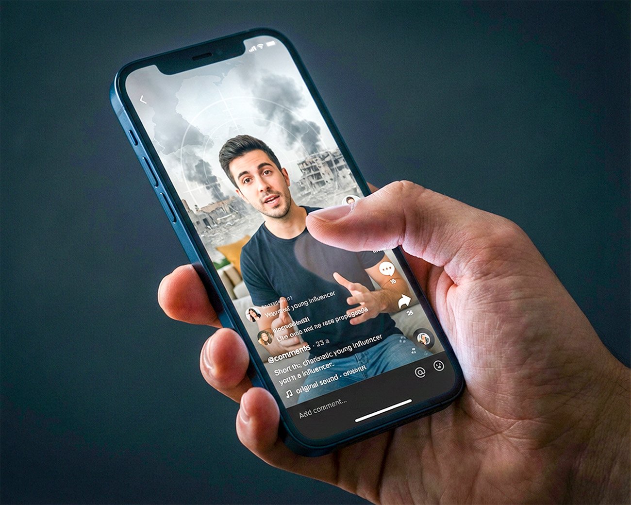 Hand met smartphone waarop een influencer-video te zien is voor beelden van verwoesting en rook, als verbeelding van digitale propaganda rond Israël en Gaza