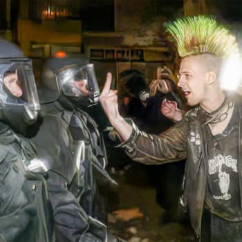 demonstranten staan voor een groot antifascistisch spandoek tijdens een protestactie in de stad.