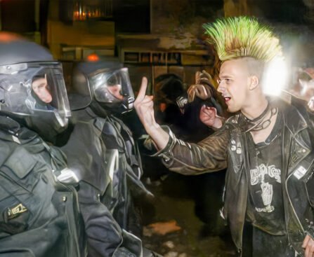 demonstranten staan voor een groot antifascistisch spandoek tijdens een protestactie in de stad.