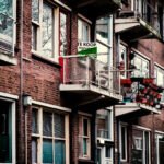 Appartementencomplex met een te-koopbord, als beeld bij een artikel over Vesteda, huurwoningen en de wooncrisis.
