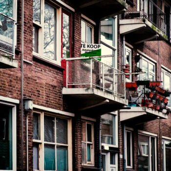Appartementencomplex met een te-koopbord, als beeld bij een artikel over Vesteda, huurwoningen en de wooncrisis.