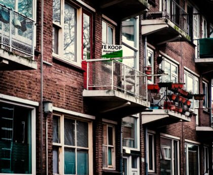 Appartementencomplex met een te-koopbord, als beeld bij een artikel over Vesteda, huurwoningen en de wooncrisis.