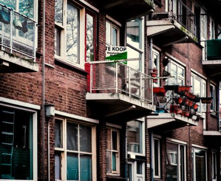 Appartementencomplex met een te-koopbord, als beeld bij een artikel over Vesteda, huurwoningen en de wooncrisis.