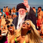Religieuze leider tussen feestende jongeren op een strand als beeld bij een essay over Amerikaanse onwetendheid, oorlog en imperialisme.