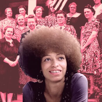 Portret van Angela Davis voor een historische groepsfoto van een witte vrouwenclub, gebruikt bij een essay over het verschil tussen witte en zwarte vrouwenclubs in de Verenigde Staten.