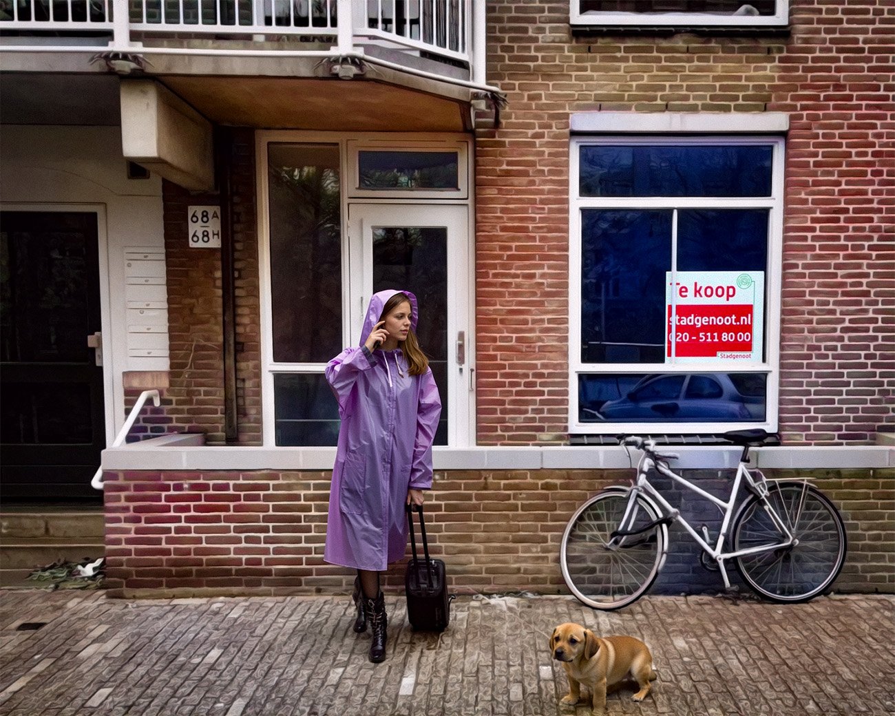 Vrouw met koffer staat voor een Amsterdamse woning met een te koop-bord in het raam, naast een fiets en een hond op straat.