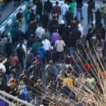 Demonstranten marcheren door het centrum van Teheran tijdens economische protesten op 29 december 2025.