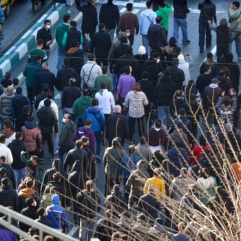 Demonstranten marcheren door het centrum van Teheran tijdens economische protesten op 29 december 2025.