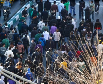 Demonstranten marcheren door het centrum van Teheran tijdens economische protesten op 29 december 2025.