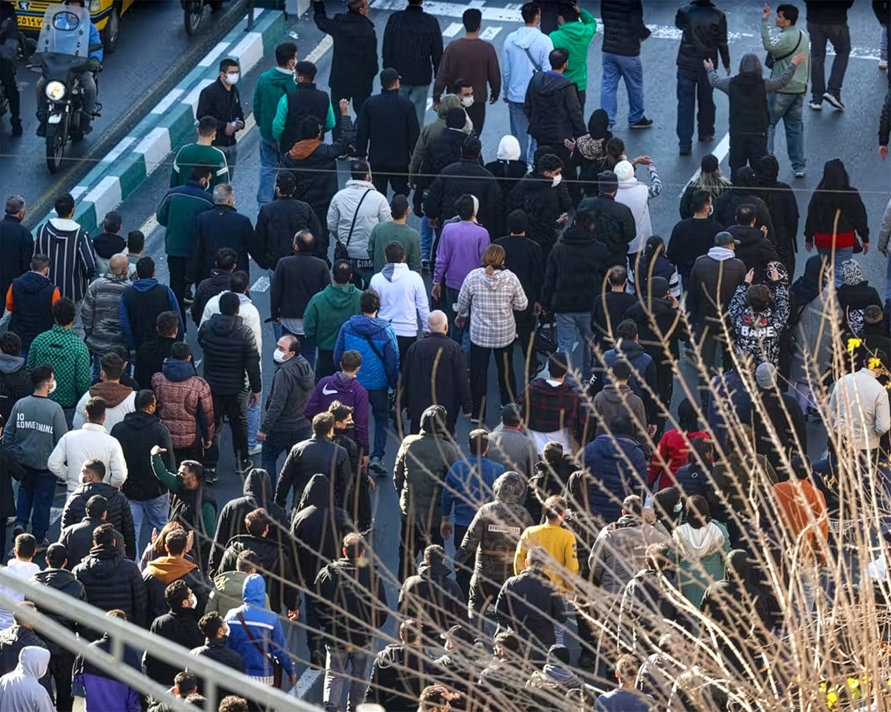Demonstranten marcheren door het centrum van Teheran tijdens economische protesten op 29 december 2025.