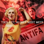 Antifascistische demonstranten met rode rook en een spandoek met de tekst “Toen niet. nu niet. nooit meer.”.