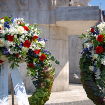 Kransen bij het Nationaal Monument op de Dam tijdens de Nationale Herdenking.