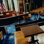 Lege Amerikaanse congreszaal als symbool voor oorlog zonder democratische controle.