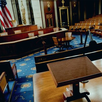 Lege Amerikaanse congreszaal als symbool voor oorlog zonder democratische controle.