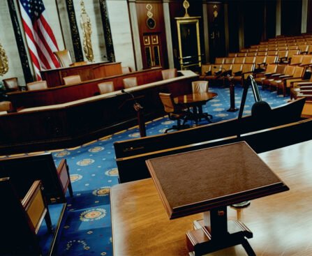 Lege Amerikaanse congreszaal als symbool voor oorlog zonder democratische controle.