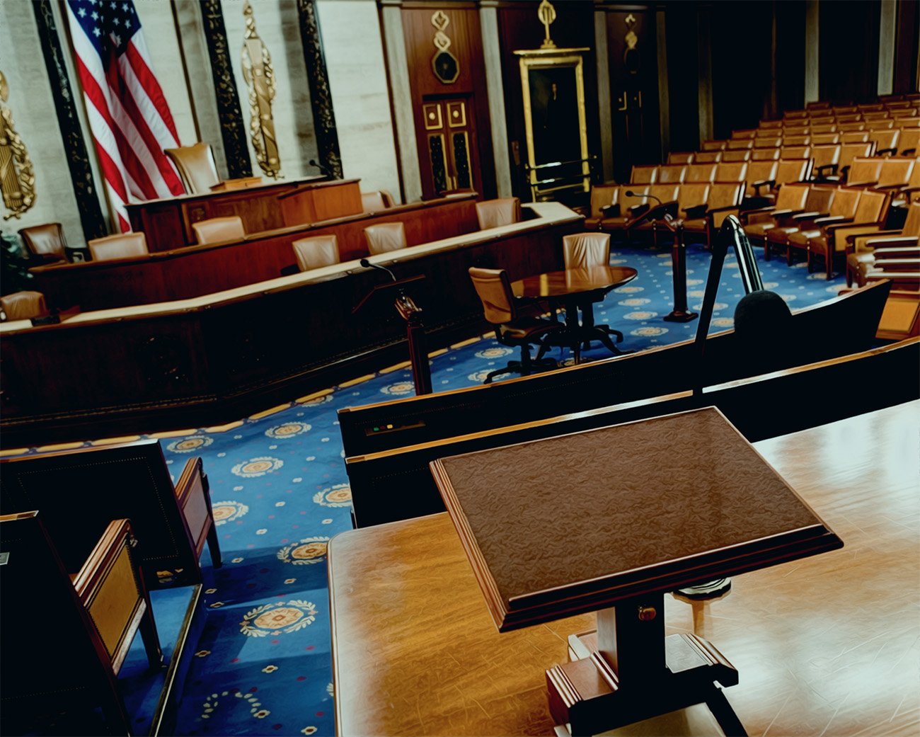 Lege Amerikaanse congreszaal als symbool voor oorlog zonder democratische controle.
