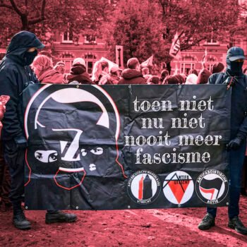 Demonstranten in Utrecht houden een spandoek vast met de tekst “toen niet, nu niet, nooit meer fascisme” tijdens een anti-fascistische actie.
