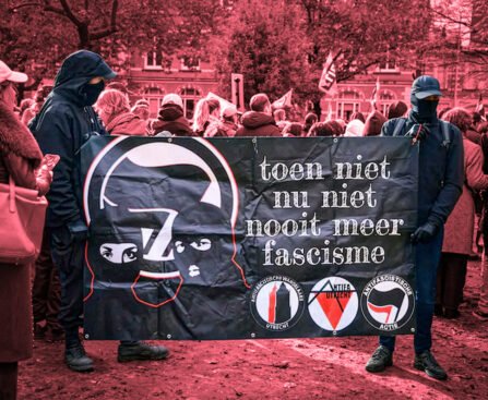 Demonstranten in Utrecht houden een spandoek vast met de tekst “toen niet, nu niet, nooit meer fascisme” tijdens een anti-fascistische actie.
