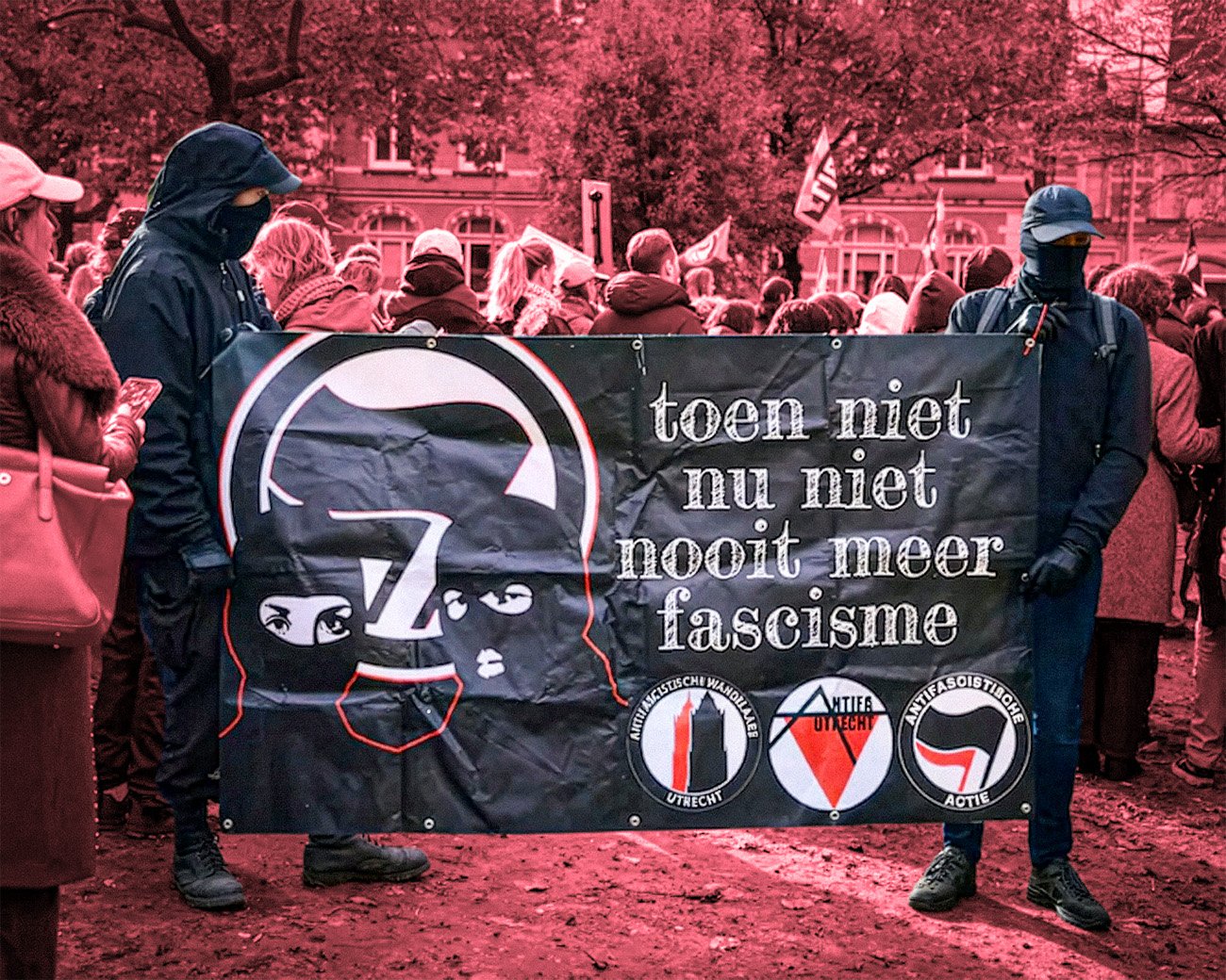 Demonstranten in Utrecht houden een spandoek vast met de tekst “toen niet, nu niet, nooit meer fascisme” tijdens een anti-fascistische actie.