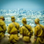 Israëlische militairen kijken uit over de verwoeste Palestijnse stad Jabalia in het noorden van de Gazastrook.