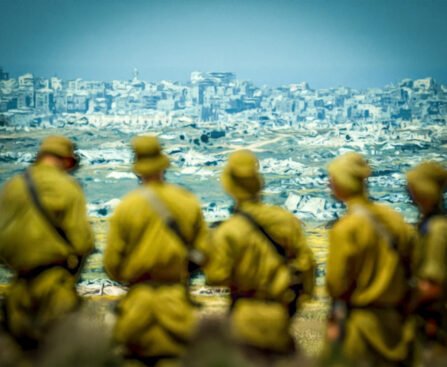 Israëlische militairen kijken uit over de verwoeste Palestijnse stad Jabalia in het noorden van de Gazastrook.