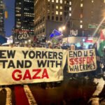 Demonstranten in New York lopen met een groot spandoek met de tekst “New Yorkers stand with Gaza” en borden tegen oorlogsmisdaden.