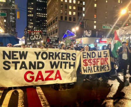 Demonstranten in New York lopen met een groot spandoek met de tekst “New Yorkers stand with Gaza” en borden tegen oorlogsmisdaden.
