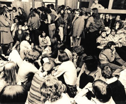 Vrouwen tijdens de bezetting van abortuskliniek Bloemenhove in 1976.