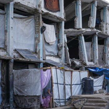 Zwaar beschadigd woongebouw in Gaza dat nog gedeeltelijk wordt bewoond.