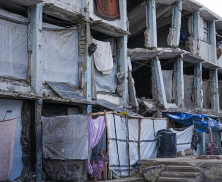 Zwaar beschadigd woongebouw in Gaza dat nog gedeeltelijk wordt bewoond.