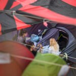 Jonge demonstranten zitten tussen tenten tijdens het protestkamp op Puerta del Sol in Madrid.