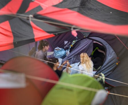 Jonge demonstranten zitten tussen tenten tijdens het protestkamp op Puerta del Sol in Madrid.